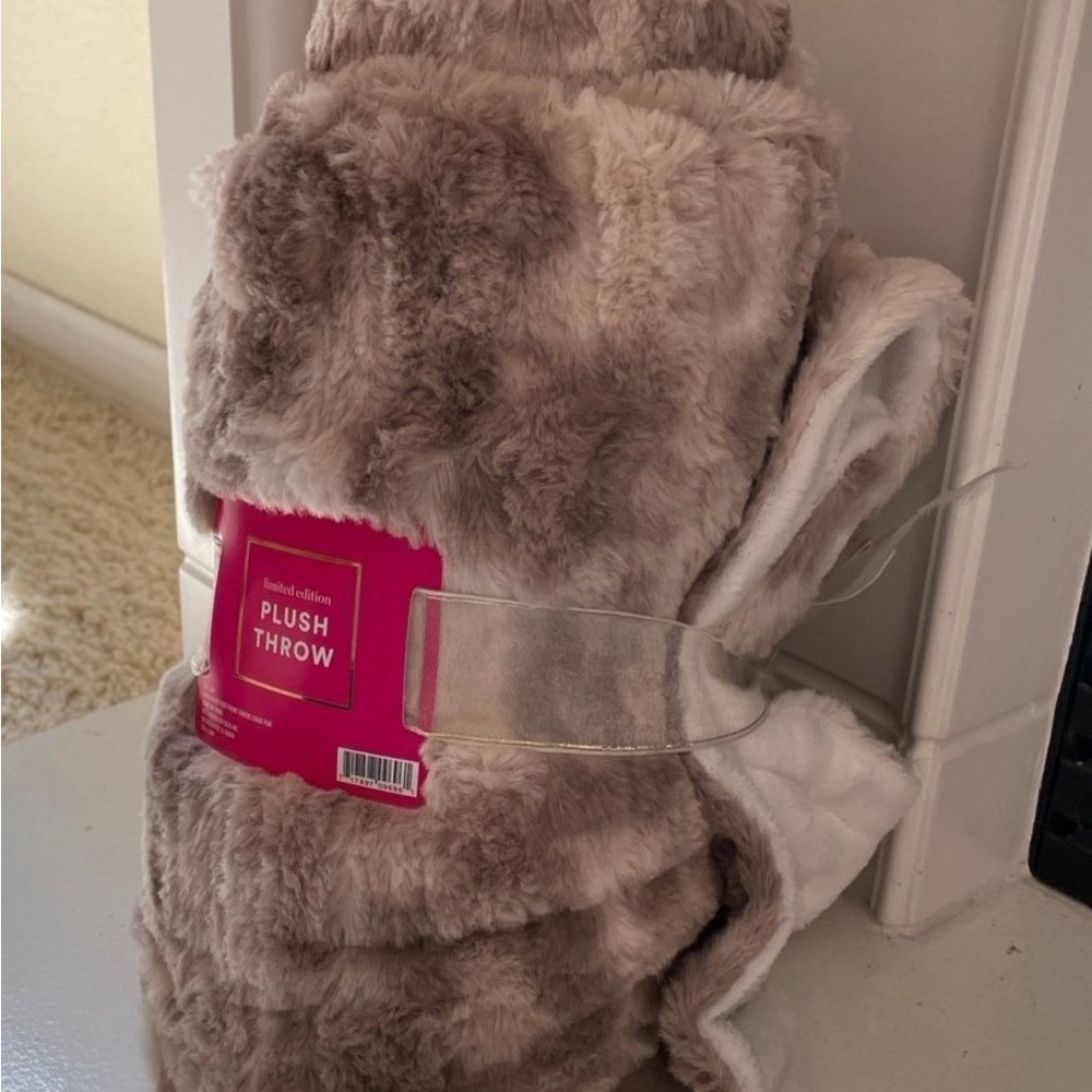 Faux Fur Throw Blanket